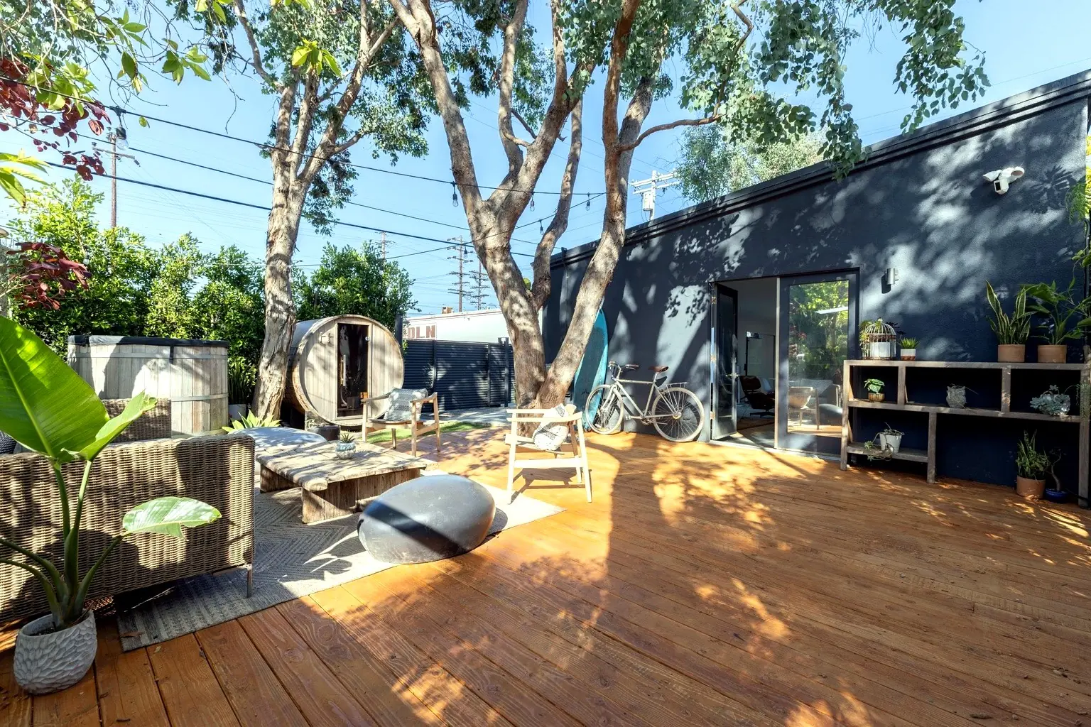 Courtyard patio overview
